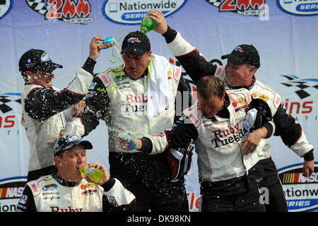 13. August 2011 - Watkins Glen, New York, USA - verdrängt die Crew für Kurt Busch Discount Tire/Ruby Dienstag Dodge Celebratein Victory Lane nach Busch Jimmie Johnson für den Sieg in der Zippo-200 in Watkins Glen International in Watkins Glen, NY. (Kredit-Bild: © Michael Johnson/Southcreek Global/ZUMAPRESS.com) Stockfoto