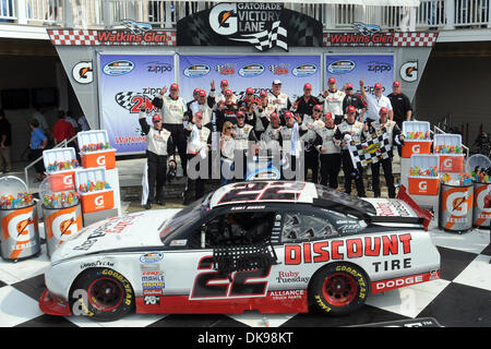13. August 2011 - feiern Watkins Glen, New York, USA - Kurt Busch und die Crew der Discount Tire/Ruby Dienstag Dodge in der Victory Lane nach Buschs Sieg in der Zippo-200 in Watkins Glen International in Watkins Glen, NY. (Kredit-Bild: © Michael Johnson/Southcreek Global/ZUMAPRESS.com) Stockfoto
