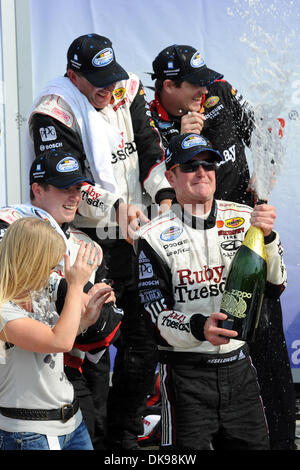13. August 2011 - Watkins Glen, New York, USA - Kurt Busch, Fahrer (22) Discount Tire/Ruby Dienstag ausweichen und seinem Team Spray Champagner in der Victory Lane nach ihrem Sieg in der Zippo-200 in Watkins Glen International in Watkins Glen, New York. (Kredit-Bild: © Michael Johnson/Southcreek Global/ZUMAPRESS.com) Stockfoto