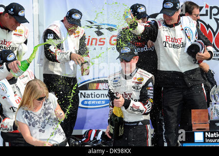 13. August 2011 - Watkins Glen, New York, USA - Kurt Busch, Fahrer (22) Discount Tire/Ruby Dienstag ausweichen und seinem Team Spray Champagner in der Victory Lane nach ihrem Sieg in der Zippo-200 in Watkins Glen International in Watkins Glen, New York. (Kredit-Bild: © Michael Johnson/Southcreek Global/ZUMAPRESS.com) Stockfoto