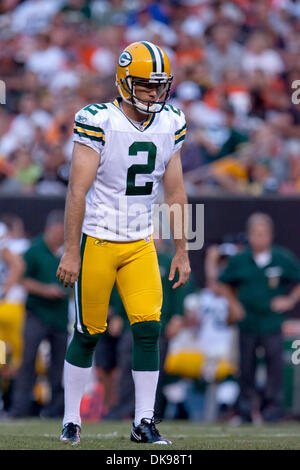 13. August 2011 - ist Cleveland, Ohio, USA - Green Bay Packers Kicker Mason Crosby auf Versuch einen zusätzlichen Punkt im ersten Quartal gegen die Cleveland Browns.  Die Cleveland Browns, besiegte die Green Bay Packers 27-17 in der Vorsaison Spiel in Cleveland Browns Stadium in Cleveland, Ohio. (Kredit-Bild: © Frank Jansky/Southcreek Global/ZUMAPRESS.com) Stockfoto