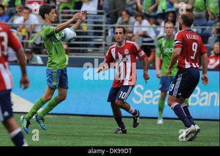 13. August 2011 - Seattle, Washington, Vereinigte Staaten von Amerika - Seattle Sounders Mittelfeldspieler Alvaro Fernandez (15) Truhen Downa einen Ball in der 2. Jahreshälfte die Chivas USA vs. Seattle Sounders FC bei CenturyLink Field. Das Spiel beendete 0-0 (Credit-Bild: © Chris Coulter/Southcreek Global/ZUMApress.com) Stockfoto