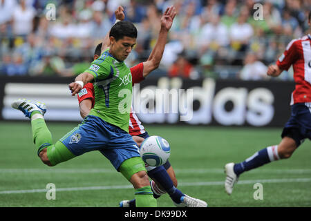 13. August 2011 bereitet - Seattle, Washington, Vereinigte Staaten von Amerika - Seattle Sounders vorwärts Fredy Montero (17), den Ball schießen während der 2. Hälfte der Chivas USA vs. Seattle Sounders FC bei CenturyLink Field. Das Spiel beendete 0-0 (Credit-Bild: © Chris Coulter/Southcreek Global/ZUMApress.com) Stockfoto