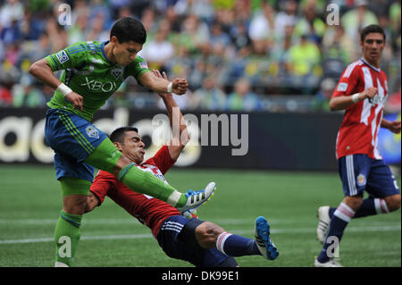 13. August 2011 schießt - Seattle, Washington, Vereinigte Staaten von Amerika - Seattle Sounders vorwärts Fredy Montero (17) dem Ball während der 2. Hälfte der Chivas USA vs. Seattle Sounders FC bei CenturyLink Field. Das Spiel beendete 0-0 (Credit-Bild: © Chris Coulter/Southcreek Global/ZUMApress.com) Stockfoto