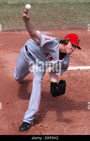 13. August 2011 - Toronto, Ontario, Kanada - Los Angeles Angels Krug Jered Weaver (36) einen Pitch gegen die Toronto Blue Jays schleudert das Rogers Centre in Toronto, Ontario. Toronto besiegt Los Angeles 11-2. (Kredit-Bild: © Jay Gula/Southcreek Global/ZUMAPRESS.com) Stockfoto