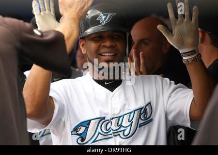 13. August 2011 akzeptiert - Toronto, Ontario, Kanada - Toronto Blue Jays Edwin Encarnacion Herzlichen Glückwunsch auf der Trainerbank nach der Kollision mit seinen 11. Home Run der Saison in der MLB-Aktion gegen die Los Angeles Angels im Rogers Centre in Toronto, Ontario. Toronto besiegt Los Angeles 11-2. (Kredit-Bild: © Jay Gula/Southcreek Global/ZUMAPRESS.com) Stockfoto