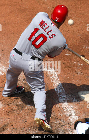 13. August 2011 - Toronto, Ontario, Kanada - Los Angeles Angels Vernon Wells (10) Schaukeln auf einem Stellplatz im MLB-Aktion gegen die Toronto Blue Jays im Rogers Centre in Toronto, Ontario. Toronto besiegt Los Angeles 11-2. (Kredit-Bild: © Jay Gula/Southcreek Global/ZUMAPRESS.com) Stockfoto