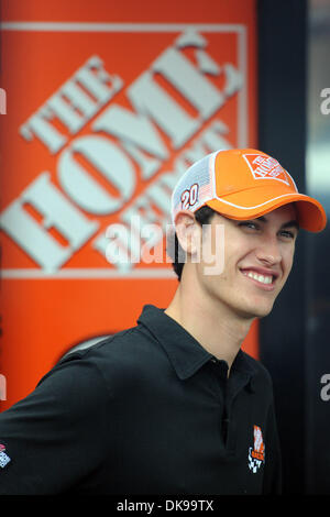 14. August 2011 - Watkins Glen, New York, USA - Joey Logano Treiber der (20) The Home Depot Toyota, macht sich bereit für ein Interview vor der Ausführung des guten Übles! Sauerrahm-Dips in der Glen in Watkins Glen, New York. Das Rennen wurde wegen Regen verschoben. (Kredit-Bild: © Michael Johnson/Southcreek Global/ZUMAPRESS.com) Stockfoto