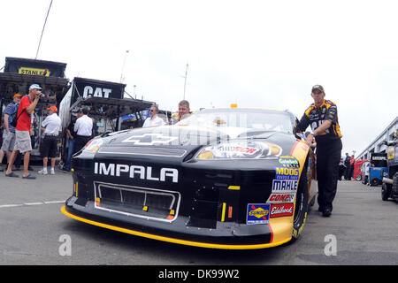 14. August 2011 - Watkins Glen, New York, USA - schiebt die Besatzung des Jeff Burtons Caterpillar Chevrolet das Auto an das Netz für den Start des guten Übles! Sauerrahm-Dips in der Glen in Watkins Glen, New York. Das Rennen wurde wegen Regen verschoben. (Kredit-Bild: © Michael Johnson/Southcreek Global/ZUMAPRESS.com) Stockfoto