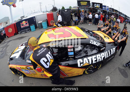 14. August 2011 - Watkins Glen, New York, USA - schiebt die Besatzung des Jeff Burtons Caterpillar Chevrolet das Auto an das Netz für den Start des guten Übles! Sauerrahm-Dips in der Glen in Watkins Glen, New York. Das Rennen wurde wegen Regen verschoben. (Kredit-Bild: © Michael Johnson/Southcreek Global/ZUMAPRESS.com) Stockfoto