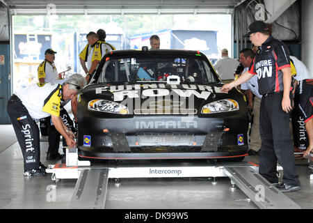 14. August 2011 - Watkins Glen, New York, USA - Regan Smith Möbel Row Unternehmen Chevrolet wird von NASCAR Beamten vor dem Ausführen des guten Übles inspiziert! Sauerrahm-Dips in der Glen in Watkins Glen, New York. Das Rennen wurde wegen Regen verschoben. (Kredit-Bild: © Michael Johnson/Southcreek Global/ZUMAPRESS.com) Stockfoto