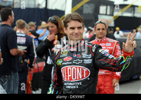 14. August 2011 - "Wellenlinien" Watkins Glen, New York, USA - Jeff Gordon, Fahrer (24) DuPont Chevrolet auf einige Fans wie er auf die Bühne für Fahrer Einführungen Übles zuliebe geht! Sauerrahm-Dips in der Glen in Watkins Glen, New York. Das Rennen wurde wegen Regen verschoben. (Kredit-Bild: © Michael Johnson/Southcreek Global/ZUMAPRESS.com) Stockfoto