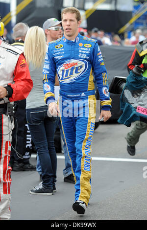 14. August 2011 - geht Watkins Glen, New York, USA - Brad Keselowski Treiber (2) Miller Lite ausweichen, zum Fahrer Einführungen Übles zuliebe! Sauerrahm-Dips in der Glen in Watkins Glen, New York. Das Rennen wurde wegen Regen verschoben. (Kredit-Bild: © Michael Johnson/Southcreek Global/ZUMAPRESS.com) Stockfoto