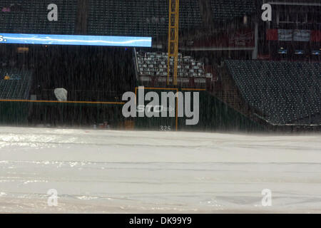 14. August 2011 - Cleveland, Ohio, USA - fällt der Regen auf eine überdachte Progressive Field.   Die Cleveland Indians führen die Minnesota Twins in der Spitze des dritten 1: 0 in einer regen Verzögerung bei Progressive Field in Cleveland, Ohio. (Kredit-Bild: © Frank Jansky/Southcreek Global/ZUMAPRESS.com) Stockfoto