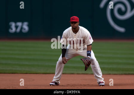 14. August 2011 - Cleveland, Ohio, USA - Cleveland erster Basisspieler Carlos Santana (41) während der ersten Inning gegen Minnesota.  Die Cleveland Indians führen die Minnesota Twins in der Spitze des dritten 1: 0 in einer regen Verzögerung bei Progressive Field in Cleveland, Ohio. (Kredit-Bild: © Frank Jansky/Southcreek Global/ZUMAPRESS.com) Stockfoto