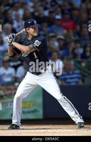 14. August 2011 - Prise Milwaukee, Wisconsin, USA - Milwaukee Brewers Recht Fielder Corey Hart #1 Hit spät im Spiel. Die Milwaukee Brewers gegen die Pittsburgh Pirates 2: 1 in 10 Innings im Miller Park in Milwaukee. (Kredit-Bild: © John Fisher/Southcreek Global/ZUMAPRESS.com) Stockfoto