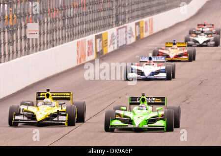 14. August 2011 - Loudon, New Hampshire, US - Pässe Danica Patrick Fahrer des Team GoDaddy #7 Ed Carpenter Dollar General #67 während der MoveThatBlock.com 225 auf dem New Hampshire Motor Speedway fahren. (Kredit-Bild: © Geoff Bolte/Southcreek Global/ZUMAPRESS.com) Stockfoto