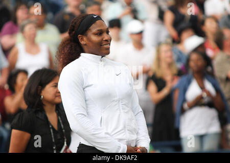 14. August 2011 - bespielt Toronto, Ontario, Kanada - USA Serena Williams nach dem Gewinn der Meisterschaft für den Rogers Cup, die Rexall Centre in Toronto. Serena Williams gewann die Meisterschaft in zwei Sätzen über Stosur 6-4, 6-2 (Credit-Bild: © Steve Dachgaube/Southcreek Global/ZUMAPRESS.com) Stockfoto