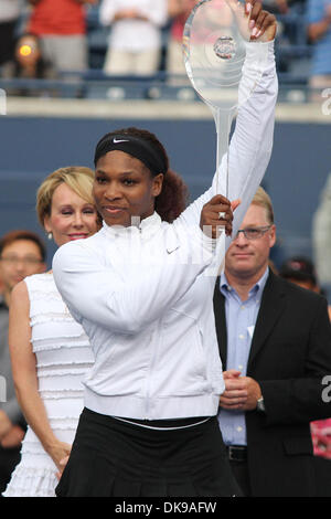 14. August 2011 - bespielt Toronto, Ontario, Kanada - USA Serena Williams nach dem Gewinn der Meisterschaft für den Rogers Cup, die Rexall Centre in Toronto. Serena Williams gewann die Meisterschaft in zwei Sätzen über Stosur 6-4, 6-2 (Credit-Bild: © Steve Dachgaube/Southcreek Global/ZUMAPRESS.com) Stockfoto