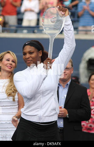 14. August 2011 - bespielt Toronto, Ontario, Kanada - USA Serena Williams nach dem Gewinn der Meisterschaft für den Rogers Cup, die Rexall Centre in Toronto. Serena Williams gewann die Meisterschaft in zwei Sätzen über Stosur 6-4, 6-2 (Credit-Bild: © Steve Dachgaube/Southcreek Global/ZUMAPRESS.com) Stockfoto