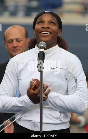 14. August 2011 - bespielt Toronto, Ontario, Kanada - USA Serena Williams nach dem Gewinn der Meisterschaft für den Rogers Cup, die Rexall Centre in Toronto. Serena Williams gewann die Meisterschaft in zwei Sätzen über Stosur 6-4, 6-2 (Credit-Bild: © Steve Dachgaube/Southcreek Global/ZUMAPRESS.com) Stockfoto