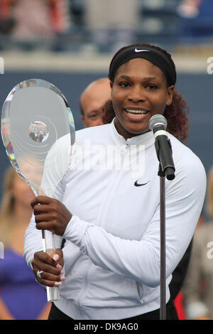 14. August 2011 - bespielt Toronto, Ontario, Kanada - USA Serena Williams nach dem Gewinn der Meisterschaft für den Rogers Cup, die Rexall Centre in Toronto. Serena Williams gewann die Meisterschaft in zwei Sätzen über Stosur 6-4, 6-2 (Credit-Bild: © Steve Dachgaube/Southcreek Global/ZUMAPRESS.com) Stockfoto