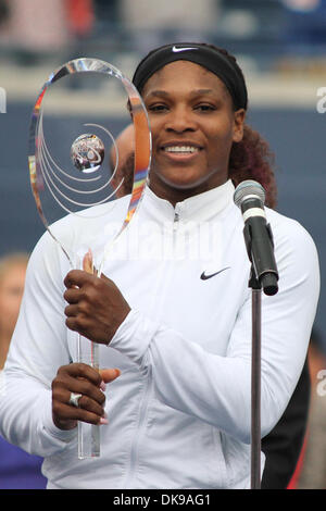 14. August 2011 - bespielt Toronto, Ontario, Kanada - USA Serena Williams nach dem Gewinn der Meisterschaft für den Rogers Cup, die Rexall Centre in Toronto. Serena Williams gewann die Meisterschaft in zwei Sätzen über Stosur 6-4, 6-2 (Credit-Bild: © Steve Dachgaube/Southcreek Global/ZUMAPRESS.com) Stockfoto