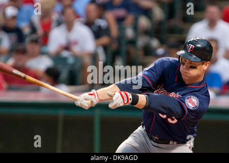 14. August 2011 - Cleveland, Ohio, USA - Minnesota erster Basisspieler Justin Morneau (33) an bat während der zweiten Inning gegen Cleveland.  Das Spiel wurde durch Regen im dritten Inning mit Cleveland führenden Minnesota 1-0 auf Progressive Field in Cleveland, Ohio verschoben. (Kredit-Bild: © Frank Jansky/Southcreek Global/ZUMAPRESS.com) Stockfoto