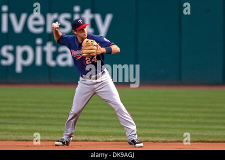 14. August 2011 - Cleveland, Ohio, USA - Minnesota Second Baseman wirft Trevor Plouffe (24) zur ersten Base für eine im ersten Inning gegen Cleveland.  Das Spiel wurde durch Regen im dritten Inning mit Cleveland führenden Minnesota 1-0 auf Progressive Field in Cleveland, Ohio verschoben. (Kredit-Bild: © Frank Jansky/Southcreek Global/ZUMAPRESS.com) Stockfoto