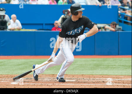 14. August 2011 - Toronto, Ontario, Kanada - Toronto Blue Jays erster Basisspieler Adam Lind (26) Gründen aus dem 2. base im 4. Inning gegen die Los Angeles Angels. Die Toronto Blue Jays besiegte die Los Angeles Angels 5-4 in 10 Innings im Rogers Centre, Toronto Ontario. (Kredit-Bild: © Keith Hamilton/Southcreek Global/ZUMAPRESS.com) Stockfoto