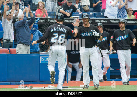 14. August 2011 feiert - Toronto, Ontario, Kanada - Toronto Blue Jays Catcher J.P. Arencibia (9) mit Center Fielder Colby Rasmus (28), nachdem er die binden im 9. Inning gegen die Los Angeles Angels laufen punktet. Die Toronto Blue Jays besiegte die Los Angeles Angels 5-4 in 10 Innings im Rogers Centre, Toronto Ontario. (Kredit-Bild: © Keith Hamilton/Southcreek Global/ZUMA Stockfoto