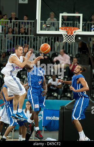 16. August 2011 spielt - London, Vereinigtes Königreich - N.11 Joel Freeland aus GBR den Ball als n.12 Nando De Colo aus Frankreich während dem Spiel GBR Vs Frankreich am ersten Tag der London bereitet Serie - Basketball invitational Turnier Vorbereitung Event für die Olympischen Spiele 2012 in London. (Kredit-Bild: © Marcello Farina/Southcreek Global/ZUMAPRESS.com) Stockfoto