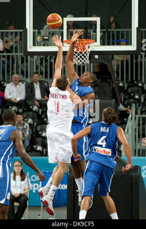 16. August 2011 - London, Vereinigtes Königreich - N.11 Joel Freeland aus GBR spielt den Ball, die, den n.12 Nando De Colo versucht, wie bei dem Spiel GBR Vs Frankreich am ersten Tag der London bereitet Serie - Basketball-Einladungsturnier, Vorbereitung Event für die Olympischen Spiele 2012 in London zu beenden. (Kredit-Bild: © Marcello Farina/Southcreek Global/ZUMAPRESS.com) Stockfoto