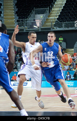 16. August 2011 - London, Vereinigtes Königreich - N.12 Nando de Colo aus Frankreich spielt den Ball im Spiel GBR Vs Frankreich am ersten Tag der London bereitet Serie - Basketball invitational Turnier Vorbereitung Event für die Olympischen Spiele 2012 in London. (Kredit-Bild: © Marcello Farina/Southcreek Global/ZUMAPRESS.com) Stockfoto