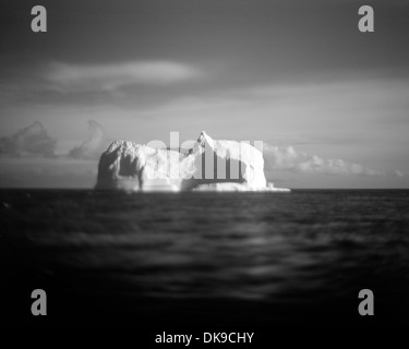 Antarktis, verschwommene schwarz-weiß Bild eines massiven tabellarischen Eisbergs schwebt in der Nähe von Deception Island in South Shetlands Stockfoto