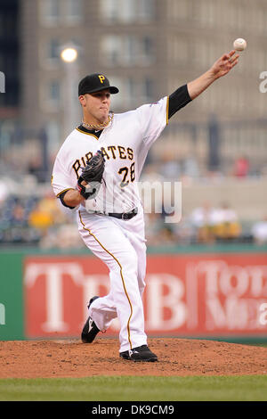 17. August 2011 - nehmen PENNSYLVANNIA, Pittsburgh, USA - Pittsburgh Pirates starten Krug Paul Maholm (28) auf dem Hügel im ersten Inning als die Pittsburgh Pirates auf die St. Louis Cardinals im PNC Park in Pittsburgh, PA... Kardinäle führen die Piraten 3: 0 am Ende der zweiten Inning. (Kredit-Bild: © Dean Beattie/Southcreek Global/ZUMAPRESS.com) Stockfoto