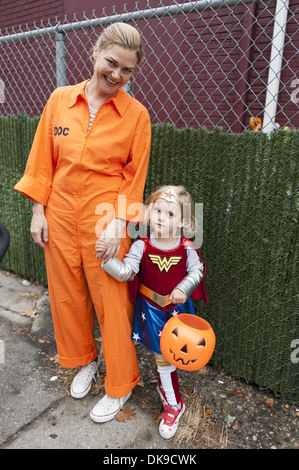 Halloween Trick oder Treater im Kensington Abschnitt von Brooklyn, NY, 2013. Stockfoto