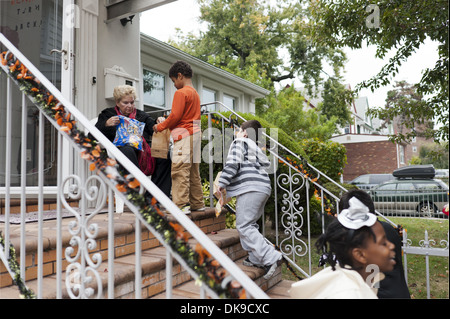 Halloween Trick oder Treaters im Kensington Abschnitt von Brooklyn, NY, 2013. Stockfoto