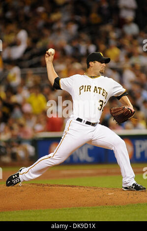 17. August 2011 - nehmen PENNSYLVANNIA, Pittsburgh, USA - Pittsburgh Pirates Entlastung Krug Brad Lincoln (32) auf dem Hügel im fünften Inning als die Pittsburgh Pirates auf die St. Louis Cardinals im PNC Park in Pittsburgh, PA... Kardinäle besiegen die Piraten 7-2. (Kredit-Bild: © Dean Beattie/Southcreek Global/ZUMAPRESS.com) Stockfoto