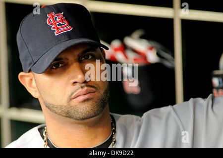 17. August 2011 - nehmen PENNSYLVANNIA, Pittsburgh, USA - St. Louis Cardinals erster Basisspieler Albert Pujols (5) auf der Trainerbank vor Beginn des Spiels als die Pittsburgh Pirates auf die St. Louis Cardinals im PNC Park in Pittsburgh, PA... Kardinäle besiegen die Piraten 7-2. (Kredit-Bild: © Dean Beattie/Southcreek Global/ZUMAPRESS.com) Stockfoto