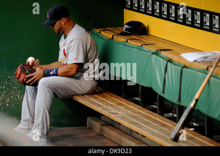 17. August 2011 - nehmen PENNSYLVANNIA, Pittsburgh, USA - St. Louis Cardinals erster Basisspieler Albert Pujols (5) auf der Trainerbank sitzt, bevor man das Feld als die Pittsburgh Pirates auf die St. Louis Cardinals im PNC Park in Pittsburgh, PA... Kardinäle besiegen die Piraten 7-2. (Kredit-Bild: © Dean Beattie/Southcreek Global/ZUMAPRESS.com) Stockfoto