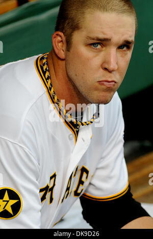 17. August 2011 - nehmen PENNSYLVANNIA, Pittsburgh, USA - Pittsburgh Pirates starten Krug Paul Maholm (28) auf der Trainerbank vor der Einnahme von Feld als die Pittsburgh Pirates auf die St. Louis Cardinals im PNC Park in Pittsburgh, PA... Kardinäle besiegen die Piraten 7-2. (Kredit-Bild: © Dean Beattie/Southcreek Global/ZUMAPRESS.com) Stockfoto