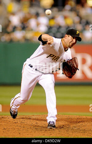 17. August 2011 - nehmen PENNSYLVANNIA, Pittsburgh, USA - Pittsburgh Pirates Entlastung Krug Brad Lincoln (32) o der Hügel im siebten Inning als die Pittsburgh Pirates auf die St. Louis Cardinals im PNC Park in Pittsburgh, PA... Kardinäle besiegen die Piraten 7-2. (Kredit-Bild: © Dean Beattie/Southcreek Global/ZUMAPRESS.com) Stockfoto