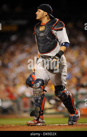 17. August 2011 - nehmen PENNSYLVANNIA, Pittsburgh, USA - St. Louis Cardinals Catcher Yadier Molina (4) als die Pittsburgh Pirates auf die St. Louis Cardinals im PNC Park in Pittsburgh, PA... Kardinäle besiegen die Piraten 7-2. (Kredit-Bild: © Dean Beattie/Southcreek Global/ZUMAPRESS.com) Stockfoto