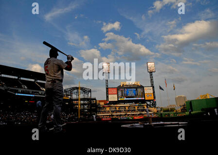 17. August 2011 - nehmen PENNSYLVANNIA, Pittsburgh, USA - St. Louis Cardinals erster Basisspieler Albert Pujols (5) auf Deck im ersten Inning als die Pittsburgh Pirates auf die St. Louis Cardinals im PNC Park in Pittsburgh, PA... Kardinäle besiegen die Piraten 7-2. (Kredit-Bild: © Dean Beattie/Southcreek Global/ZUMAPRESS.com) Stockfoto