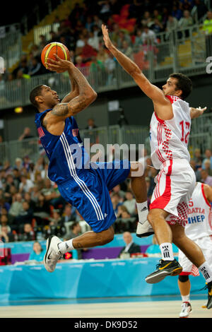 17. August 2011 - London, Vereinigtes Königreich - n. 8 Andrew Sullivan von GBR spielt den Ball als n.12, die Simon Krunoslav aus Kroatien während des Spiels Großbritannien Vs Kroatien am zweiten Tag der London bereitet Serie - Basketball invitational Turnier Vorbereitung Event für die Olympischen Spiele 2012 in London zu blockieren versucht.  Kroatien gewann gegen Großbritannien 75 bis 70 (Credit-Bild: © Marcello Farin Stockfoto