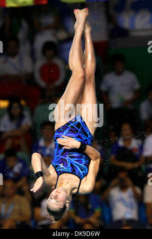 18. August 2011 taucht am 8. Tag in Shenzhen, China - Shenzhen, China - OLGA VINTONYAK Russlands während der Frauen-10 Meter-Plattform bei der 26. Sommer-Universiade. (Kredit-Bild: © Jeremy Breningstall/ZUMAPRESS.com) Stockfoto