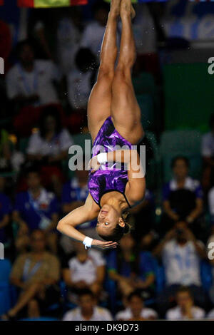 18. August 2011 taucht während der Frauen-10 Meter-Plattform bei der 26. Sommer-Universiade in Shenzhen, China - Shenzhen, China - TATIANA ORTIZ von Mexiko. (Kredit-Bild: © Jeremy Breningstall/ZUMAPRESS.com) Stockfoto