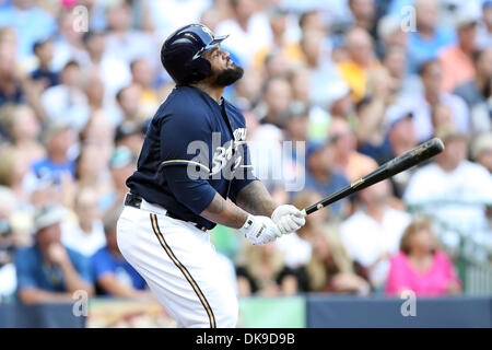 18. August 2011 - Milwaukee, Wisconsin, USA - Milwaukee Brewers erster Basisspieler Prinz Fielder #28 schließt seine Augen nach dem Flug tief zu linken Feld in das Spiel. Die Los Angeles Dodgers gegen die Milwaukee Brewers 5-1 im Miller Park in Milwaukee. (Kredit-Bild: © John Fisher/Southcreek Global/ZUMAPRESS.com) Stockfoto