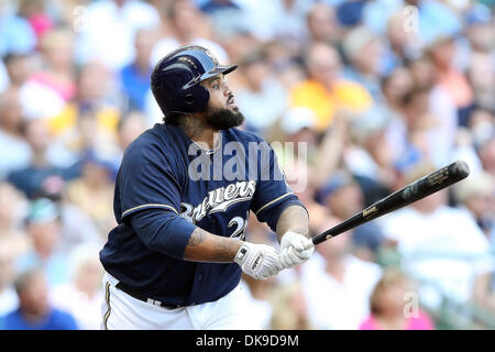 18. August 2011 - besiegt Milwaukee, Wisconsin, USA - Milwaukee Brewers erster Basisspieler Prinz Fielder #28 wie er fliegt, auf diesem zu bat, linken Feld die Los Angeles Dodgers Uhren den Milwaukee Brewers 5-1 im Miller Park in Milwaukee. (Kredit-Bild: © John Fisher/Southcreek Global/ZUMAPRESS.com) Stockfoto